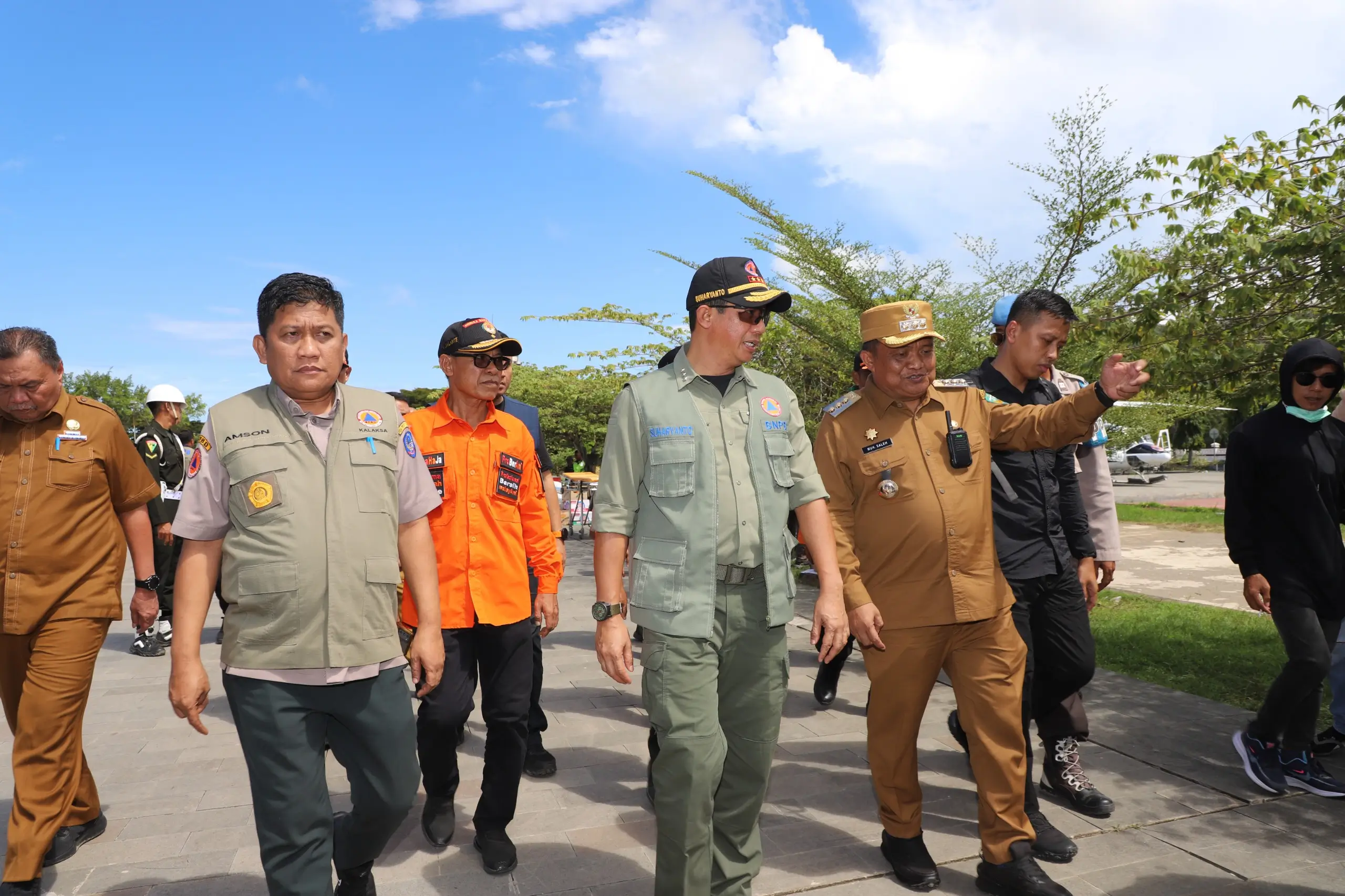 (barisan depan dari kiri ke kanan) Kepala Pelaksana BPBD Provinsi Sulawesi Selatan Amson Padolo, Kepala BNPB Letjen TNI Suharyanto S.Sos., M.M dan Pj Bupati Luwu Muh. Saleh di Alun-Alun Belopa untuk melihat langsung Pos Komando Utama Tanggap Darurat Bencana Banjir dan Tanah Longsor Kabupaten Luwu, Sulawesi Selatan, Selasa (7/5).